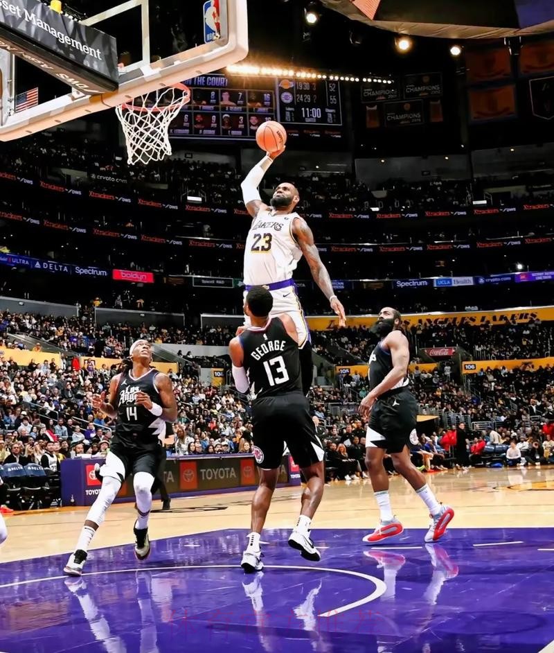 东契奇再送妙传 詹姆斯顺势起飞暴扣